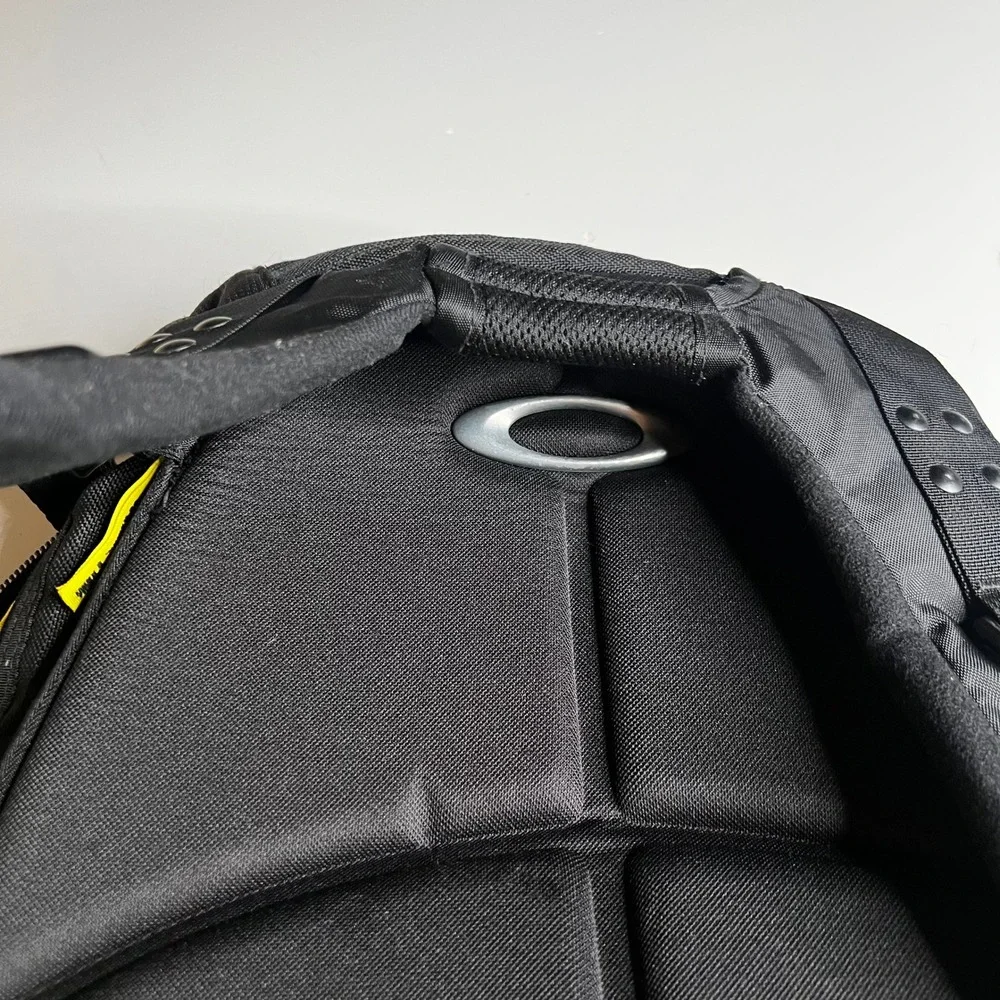 Oakley Kitchen Sink Backpack Black Yellow Laptop Compartment 92060-001